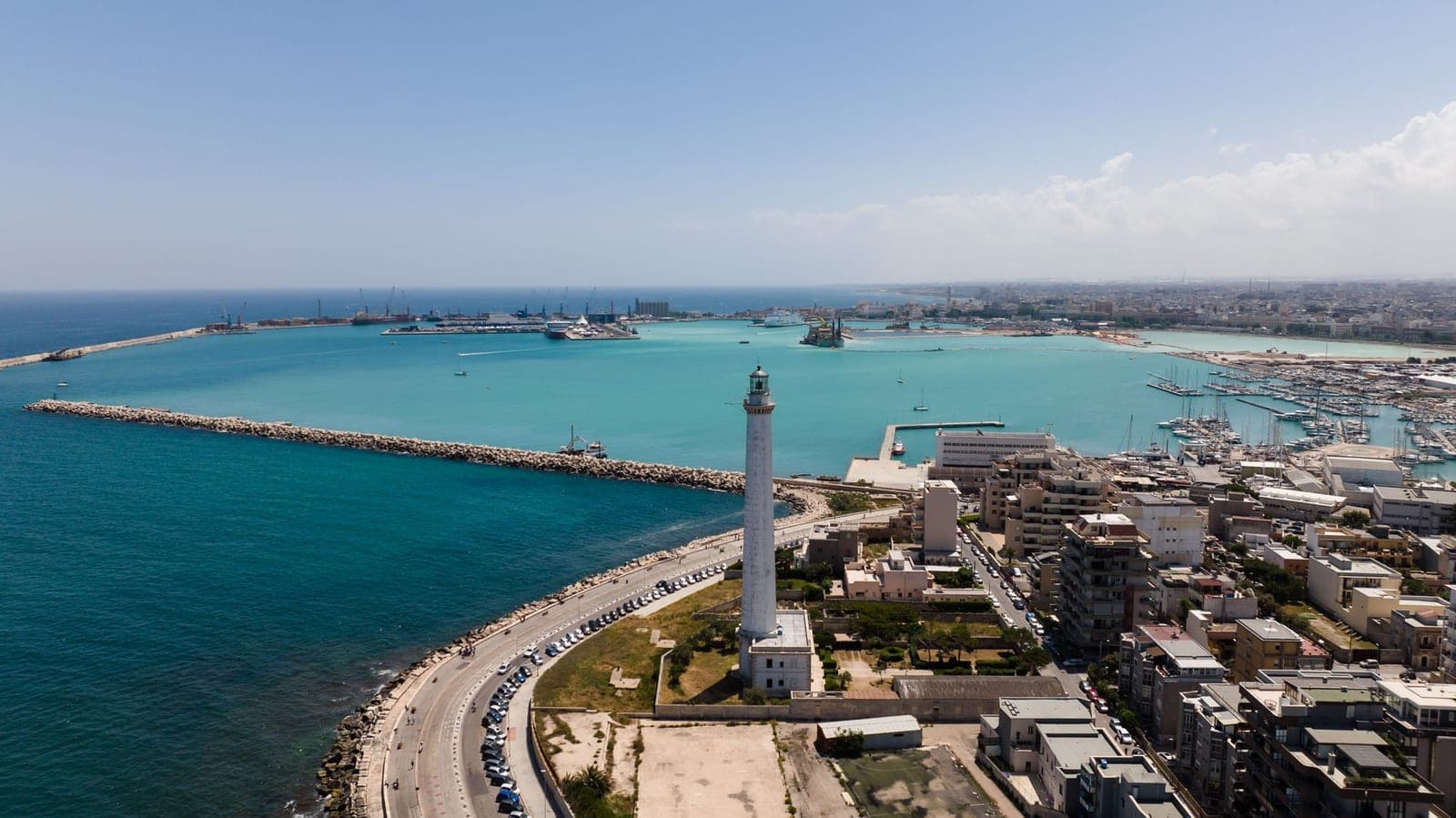 Bari vista dall’alto: il faro sul lungomare, il mare turchese e il porto.